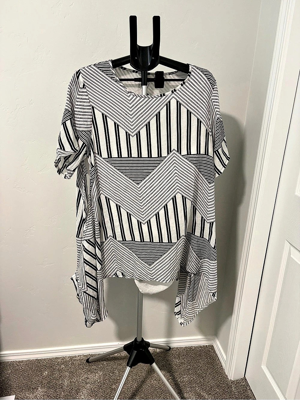 MT Collection Black & White Geometric Tunic NWT One Size